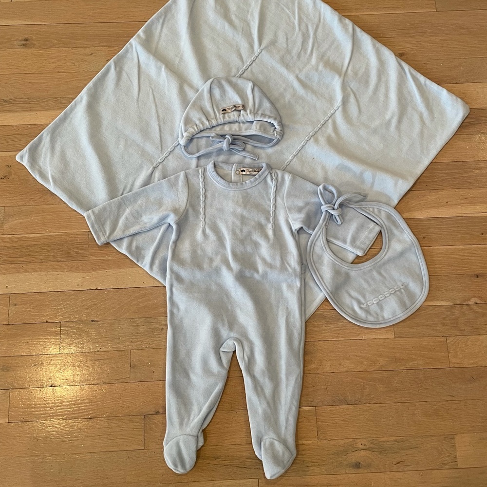 NWOT "Teddy Bear" Size 6 months, 4 pcs Velour One Piece Set w/Blanket Retail $60